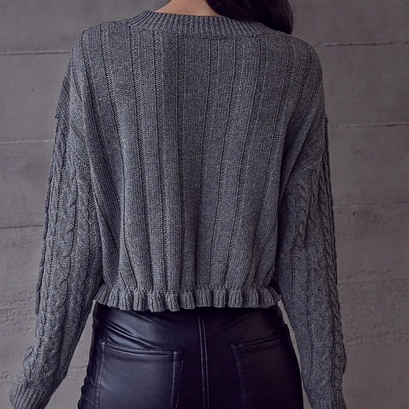 Women's Ruffle Hem Sweater. - Picture 5 of 6